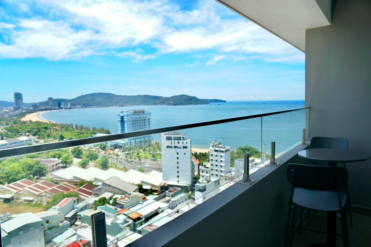Studio Apartment with ocean view balcony ( Căn hộ Studio với ban công hướng biển)